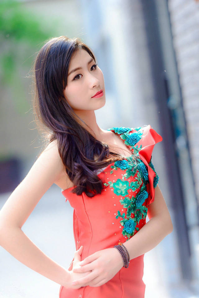 美女摄影:摇曳红裙,婀娜多姿