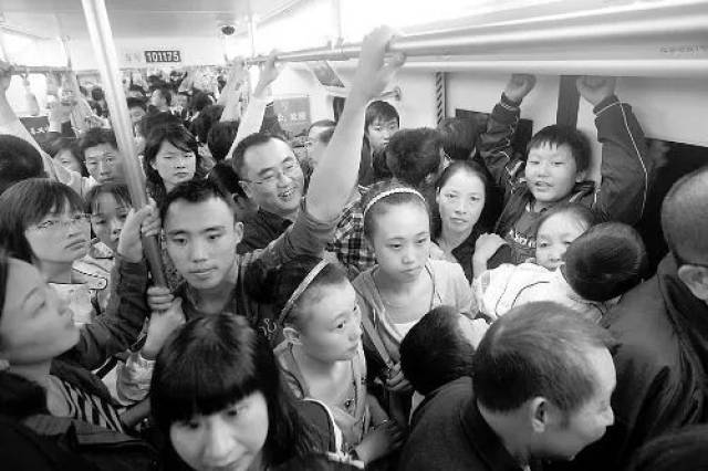 最可怕的是 肉挨着肉不仅要被 挤成肉饼 还要闻到空气中莫名的"清香"