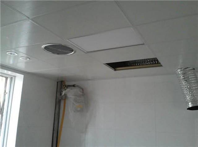 有的凉霸的出风口是百叶,可以随意调节出风口的方向,平时不用的时候