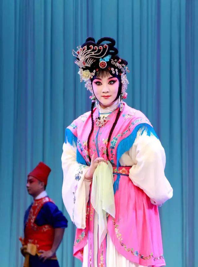 为救仗义打死尚书公子的薛玫庭,冒认薛为相府姑爷,知府胡进,为求李