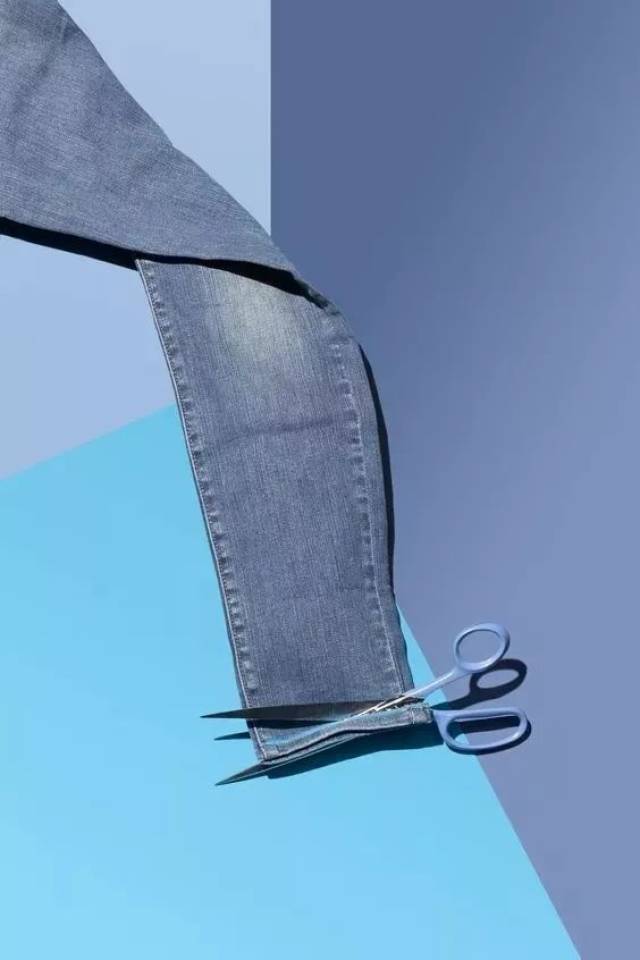 别再卷裤脚了,今年裤脚"剪一刀"才是真时髦!