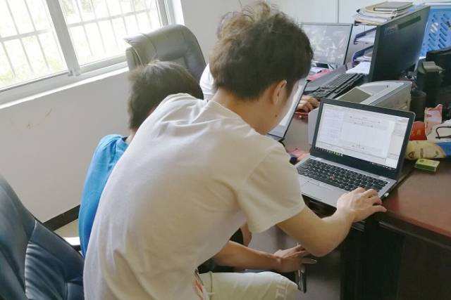 大学生延安精神传承队进行网络宣传工作