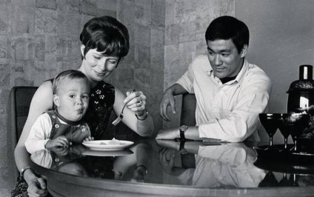 为何功夫巨星李小龙不仅是武术家更是哲学家?