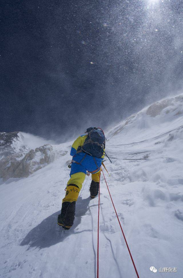 他是首登博格达峰的中国人,20 年后终于站在世界之巅
