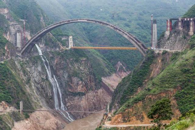 这是中国最古老的铁索桥,屹立在澜沧江上