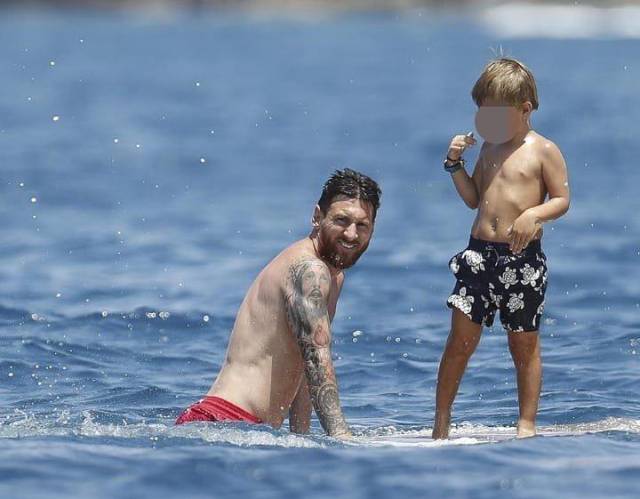 梅西跳水让朋友的孩子很感兴趣.