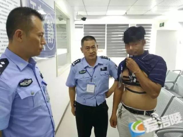 永川一男子穿胸罩考科目一,还是藏不住…