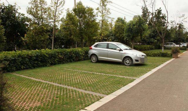 如果停在停车位被剐蹭,尤其是路边那种,对方还跑了,该怎么办呢?