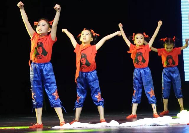 舞蹈团预备1班参演节目《飞呀飞呀》和舞蹈团预备2班参演节目《劳动最