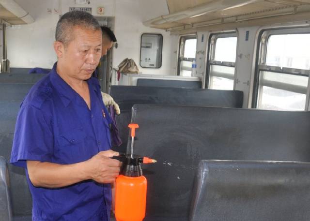 热~火车"清洁师"在车厢中挥汗如雨……乘车环境真真好!