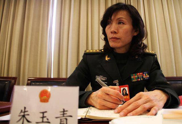 女大校是真正的正师级干部,获博士学位,英雄部队的最后一任主官