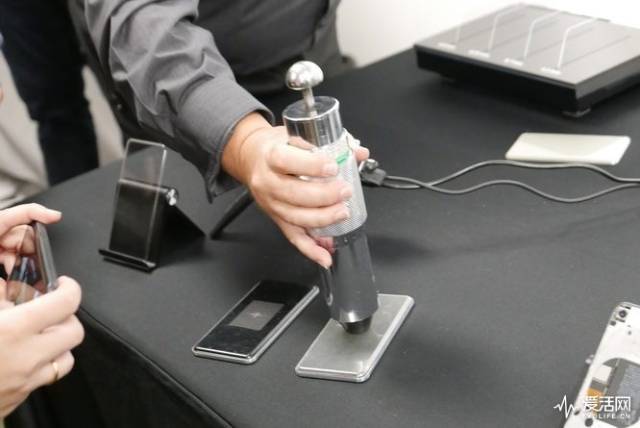 在一定程度的按压之下,大猩猩玻璃会弯曲,但不会折断. 冲击锤测试