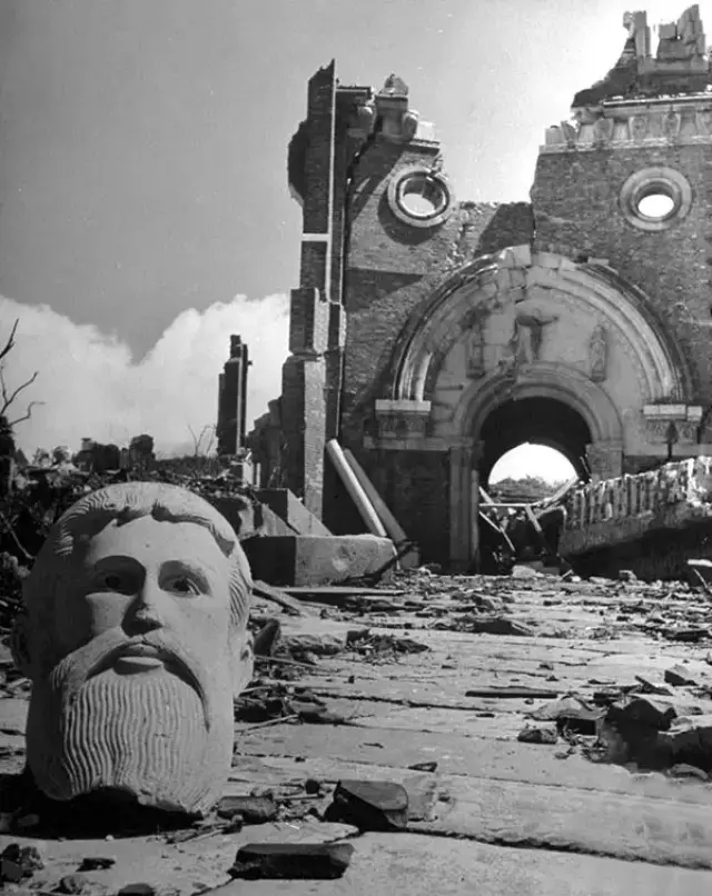 1945年9月,长崎,距原子弹爆炸2英里地方的基督大教堂被炸毁.