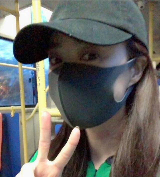 绿色出行!蒋欣全副武装坐公交比v卖萌心情好