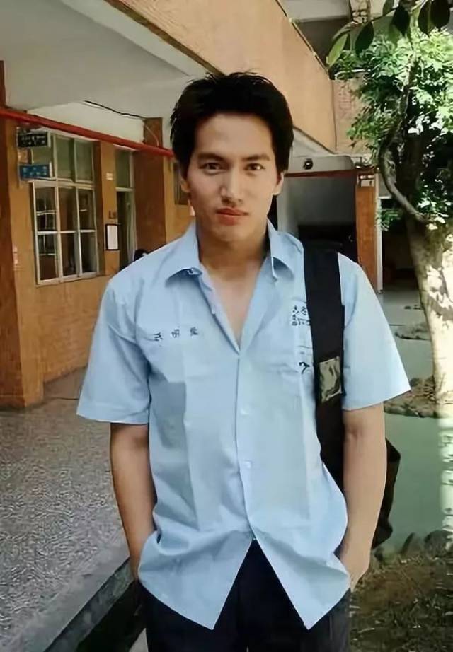 言承旭早年的脾气或许是因为不稳定的童年,困窘的家庭环境让他从小就