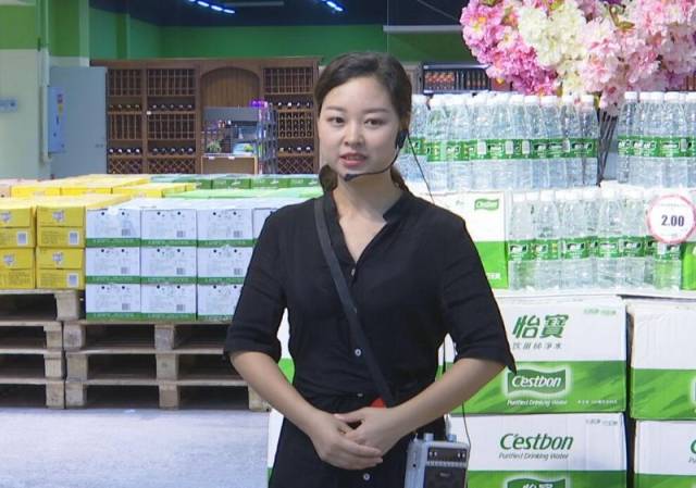 在产品销售环节的比拼中,参赛选手模拟日常工作,向顾客推销某个商品