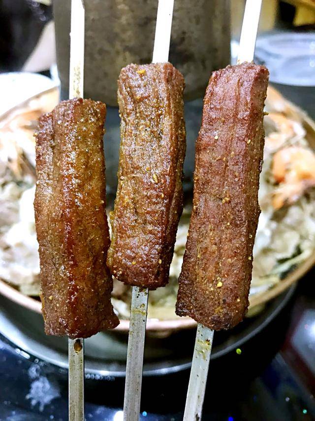 干巴肉看着干巴巴的,一口咬下去相当酥,比牛肉干还好吃!