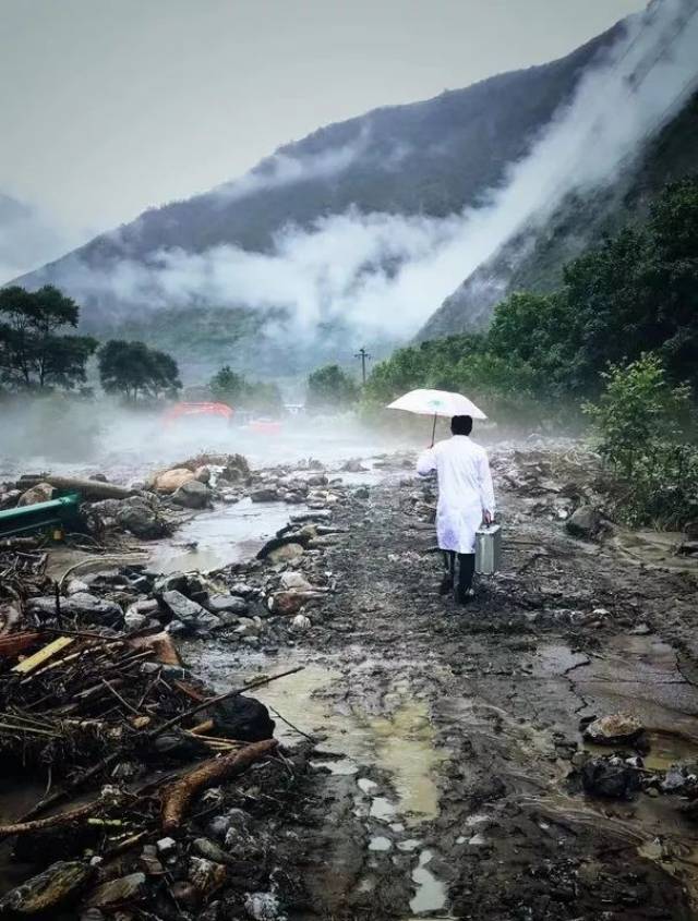 【感动】面对最大洪灾:一曲《最美的背影》唱响"冲不垮"的九寨精神!