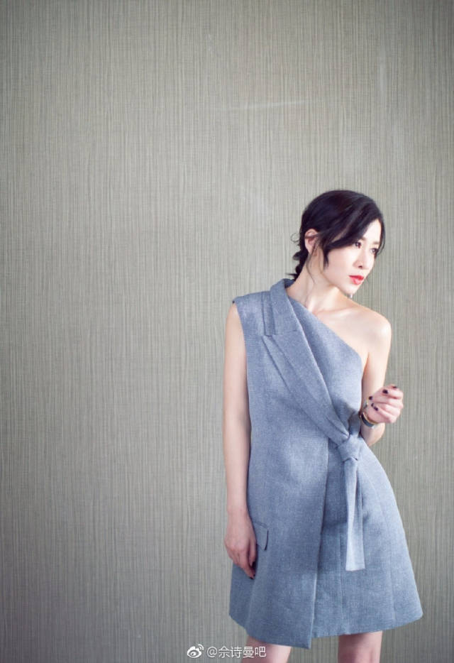 佘诗曼美腻了!麻花辫搭吊带蕾丝短裙青春十足,秒变小仙女