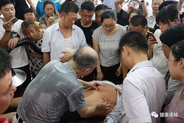 全民艾灸健康相伴!热敏灸权威陈日新教授诸城"以艾传爱"
