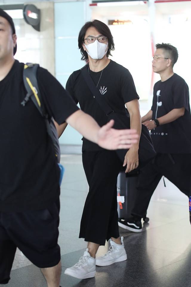 郑伊健戴眼镜现身.