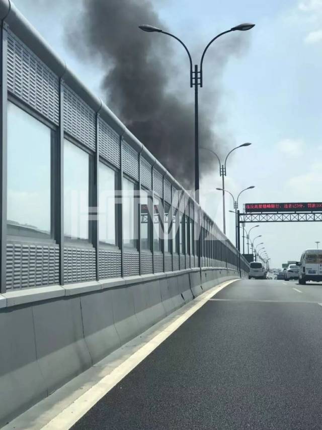 留石高架上一车辆发生自燃,这件事你千万要记牢!