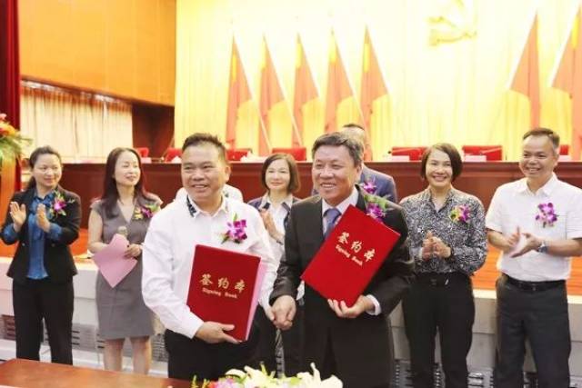 长王洪欣与中国联塑集团董事长黄联禧代表双方企业签订了战略合作协议