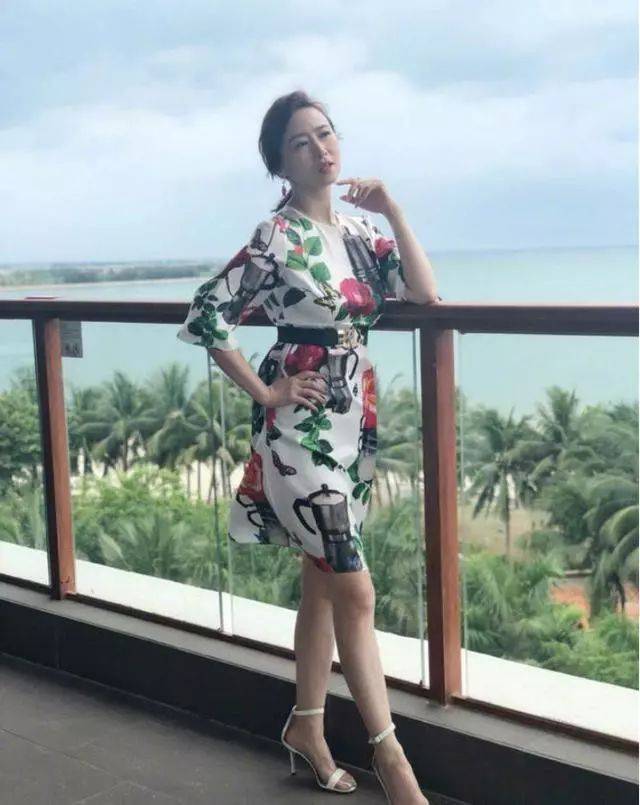 都是50岁的女人萧蔷还在靠秀身材博眼球翁虹却是气质取胜