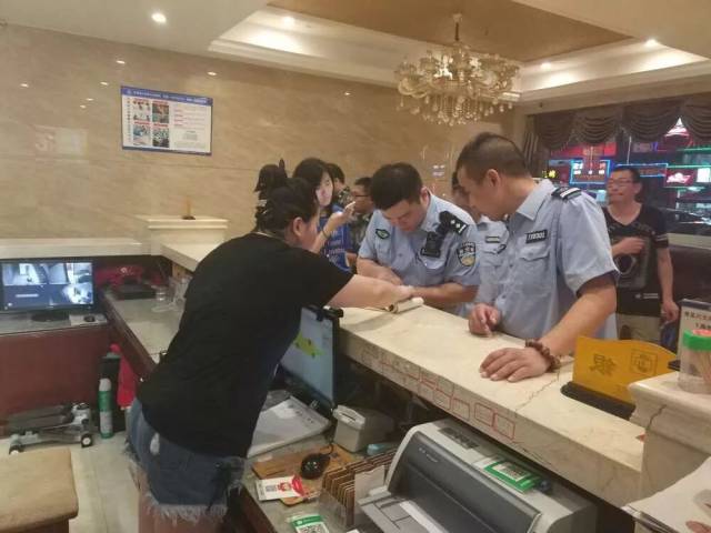 现场实拍瑞安1500多警察突击清查黄赌毒抓获25人