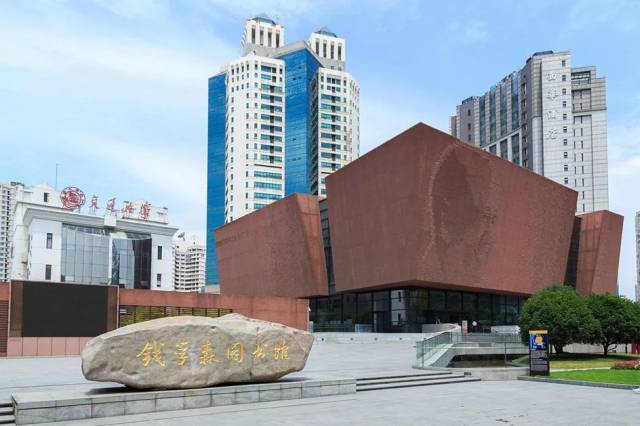 位于上海交通大学校园内的钱学森图书馆是我们党支部此行的目的地,它