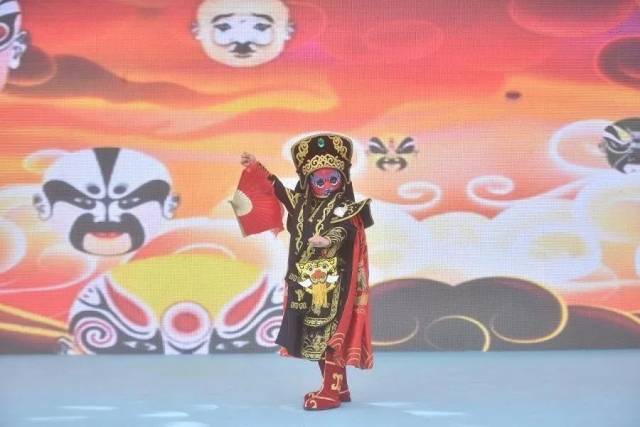 为孙楠演唱会担任驻唱嘉宾的8岁女孩杨小盘作为声乐专场的特邀小童星