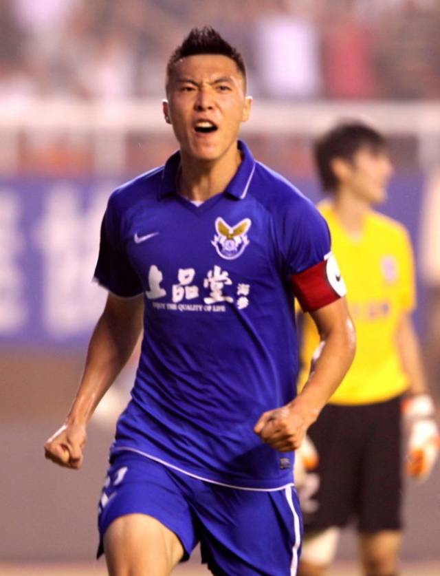 大连足球史上今天:2012年于大宝破僵乌塔卡双响 大连阿尔滨5比2山东