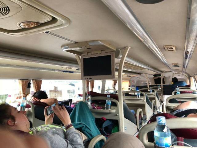 体验越南的卧铺大巴车,上车只能躺着,一车四十多人,国内没见过