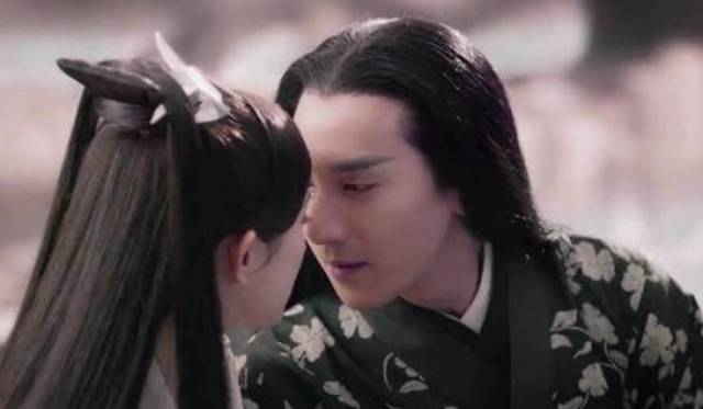 结局的时候,夜华为何要穿一件辣眼睛的花衣裳?原因让人心酸!