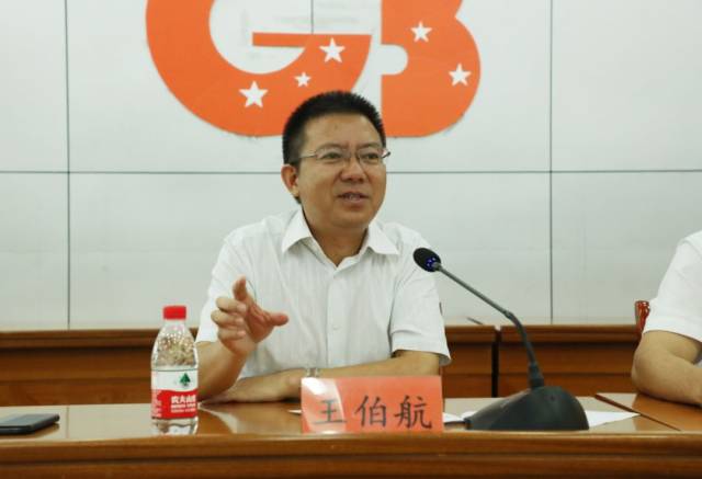 王伯航与新员工亲切交谈最后,王伯航对新员工寄予殷切希望,他表示