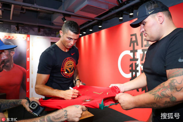 所到之处人山人海 c罗人气火爆与球迷大玩自拍