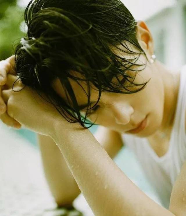 而在机场一路狂奔 爱到深处即是黑的粉丝也说他外表高冷但内心其实是