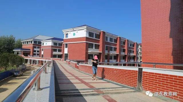 崭新的城区六完小邵东发布讯(张亦斌 王建云)7月18日,邵东县湖塘小学