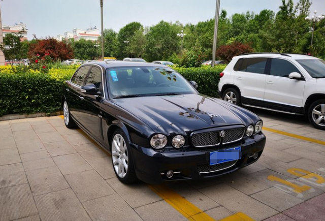 原来老款捷豹这么漂亮难怪现在的捷豹降价几十万都卖不出去