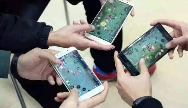 小女孩痴迷王者荣耀 为玩游戏"顺"走别人手机