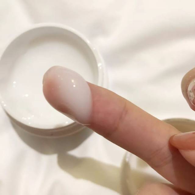 这就是我带的护肤家当: 一包芦荟卸妆湿巾,冰片,一罐高spf的防晒霜