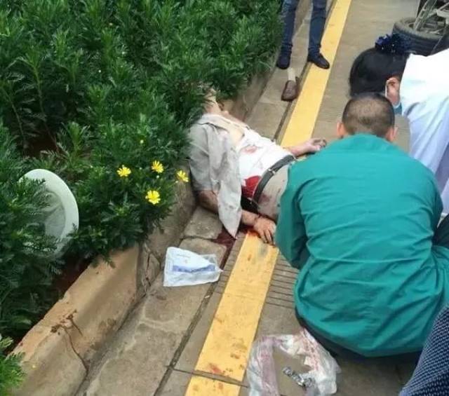 34,网友@imlp爆料在翔安大道往沈海高速方向发生一起严重车祸,一位