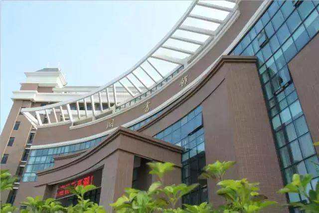 那么接下来,就来逛一逛福外图书馆吧~ 福州外语外贸学院图书馆是学校