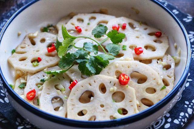 凉拌菜就是首选,没有油烟,简单拌一拌爽口又下饭,关键大热天吃的舒服