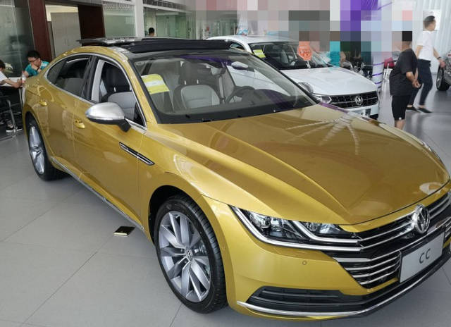 2019款大众换代cc实车到店,高颜值瞬间引发围观,成败就看售价了_手机