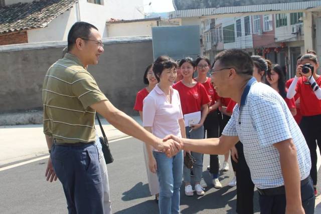 门口等候,我校童小姣校长,刘宇副校长,校团委罗祥云副书记,邓玉琴老师