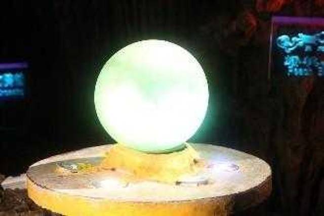 在东陵众多的珍宝中,有颗夜明珠最为珍贵,它能发射强烈的绿光,那光芒