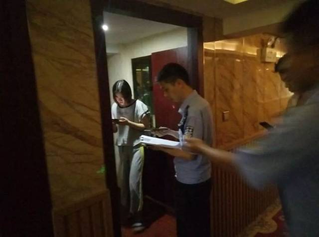 现场实拍:瑞安警察突击清查黄赌毒!抓获25人!