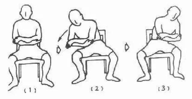 04 4招锻炼平衡力 在家就能做 1 坐位平衡练习 坐在没有扶手的凳子上