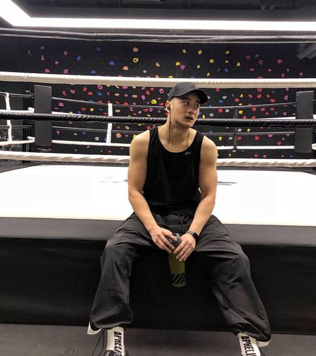 九局微博向粉丝们诚恳道歉,宣布下个月回归直播!
